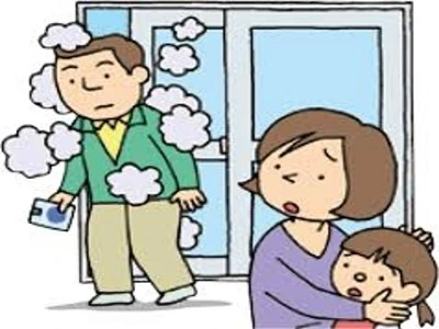 新品のタバコを吸う人の隣で吸い殻を漁る人