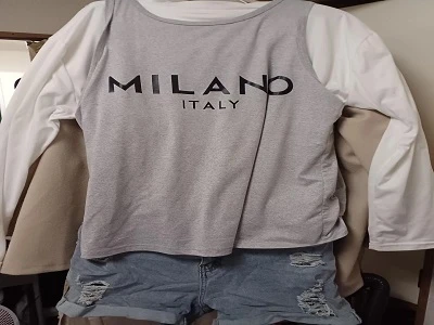 Tシャツの上にタンクトップ